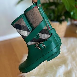 Classic Burberry Boots - Midsize